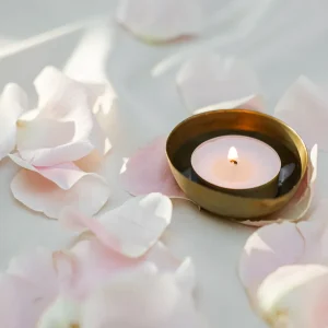 Vela y pétalos de rosa, Ritual de la rosa en pareja en Moon Relax, Gràcia, Barcelona